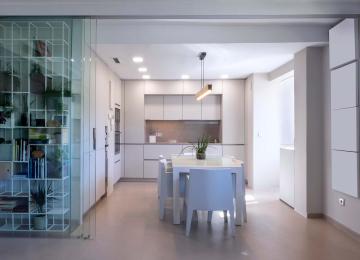 Una cocina minimalista abierta al salón