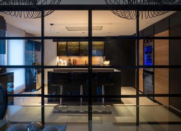 Cocina de diseño audaz y contemporáneo con isla y puertas correderas de cristal